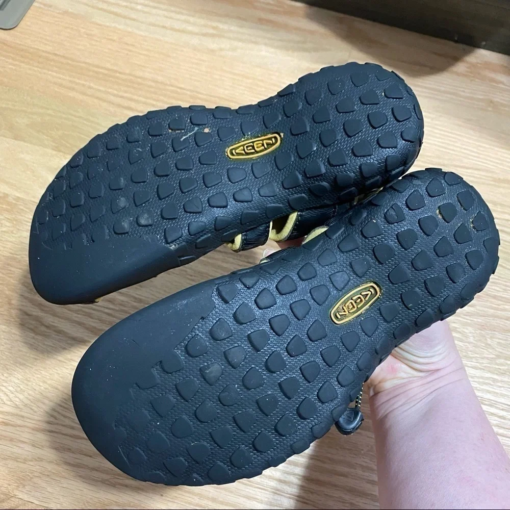 Keen yellow black